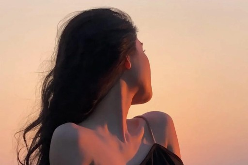 美顶流纯神演穿普拉达的女王2被删光！秀身体黑历史太多
