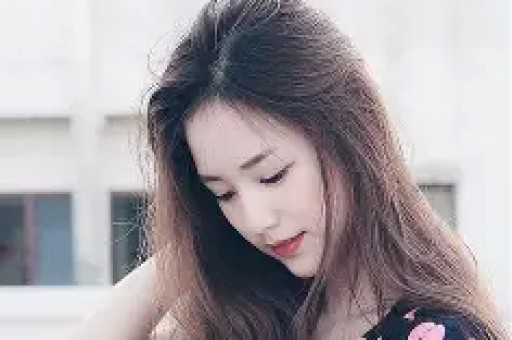 杨紫7月7日外网活动引发争议！网友批评其敏感度不足迪丽热巴受牵连